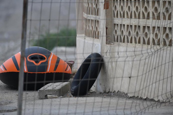 Archivo - Imagen de archivo de un flotador en el espigón de la playa del Tarajal, en Ceuta