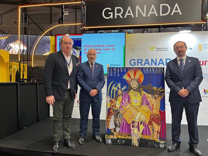 De izquierda a derecha en la imagen el coordinador de Cultura del Ayuntamiento de Granada, el presidente de la Real Federación de Cofradías de Semana Santa y el delegado de Cultura de la Junta, Juan García Montero, Armando Ortiz y Fernando Egea