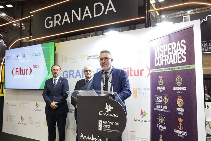 El diputado provincial de Fondos Europeos, Desarrollo, Industria y Empleo de Granada, Antonio Díaz, ha presentado en Fitur el proyecto 'Vísperas Cofrades'.
