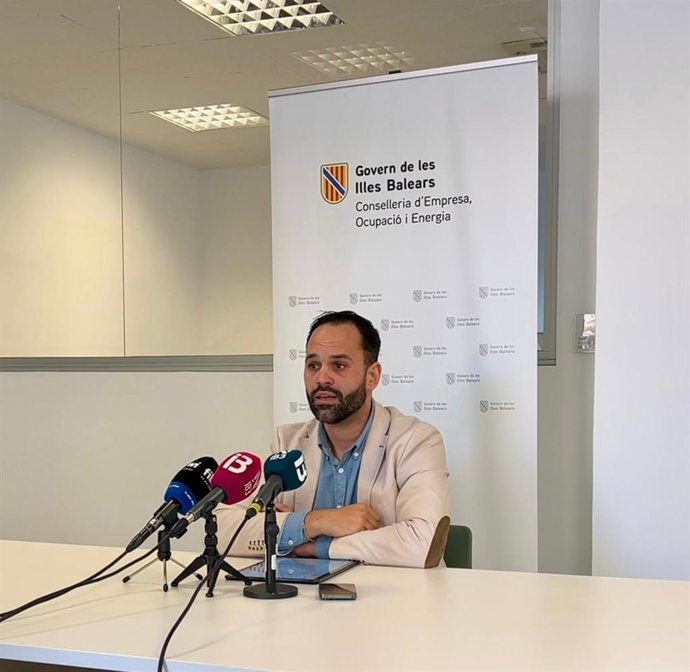 El director general de Economía Circular, Transición Energética y Cambio Climático, Diego Viu, en rueda de prensa