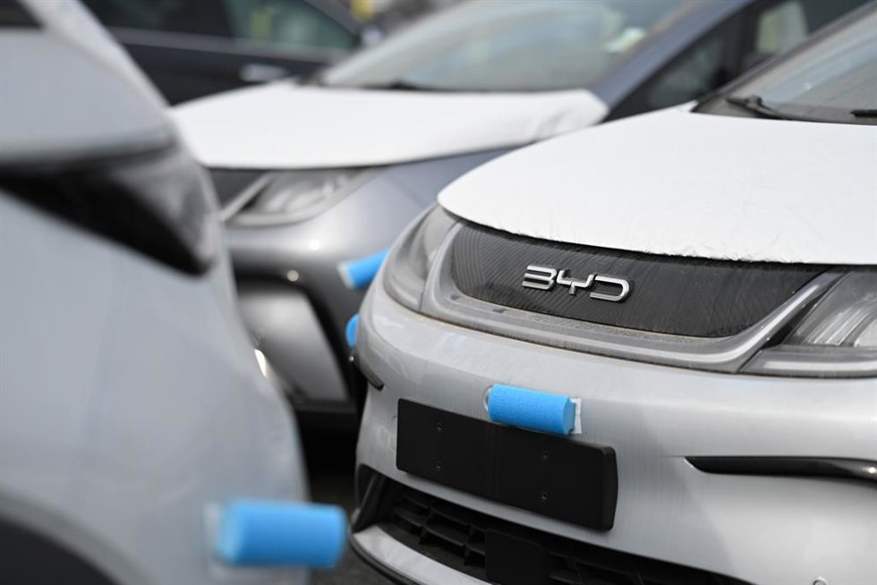 Archivo - FILED - 26 February 2024, Bremen, Bremerhaven: New cars of the "Dolphin" model from Chinese car manufacturer BYD are in the harbor. Photo: Lars Penning/dpa