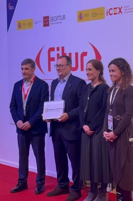 Alcalde de Vilanova i la Geltrú, Juan Luis Ruiz, recibiendo la distinción DTI.