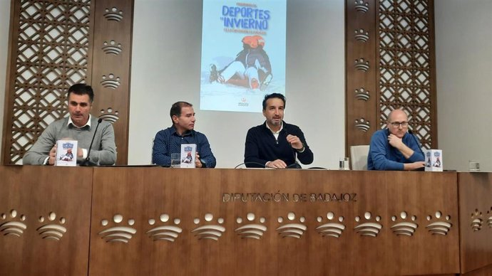El diputado de Cultura, Deportes y Juventud de la Diputación de Badajoz, Ricardo Cabezas, presenta el Programa de Deportes de Invierno 2025.