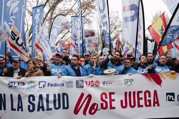 Varias personas durante una concentración, frente a la sede central de MUFACE, a 22 de enero de 2025, en Madrid (España). La Plataforma Intersindical frente al Colapso Sanitario, formada por los sindicatos USO, ANPE, FEDECA, SIAT, SPP, SUP UFP y USIE, ha 