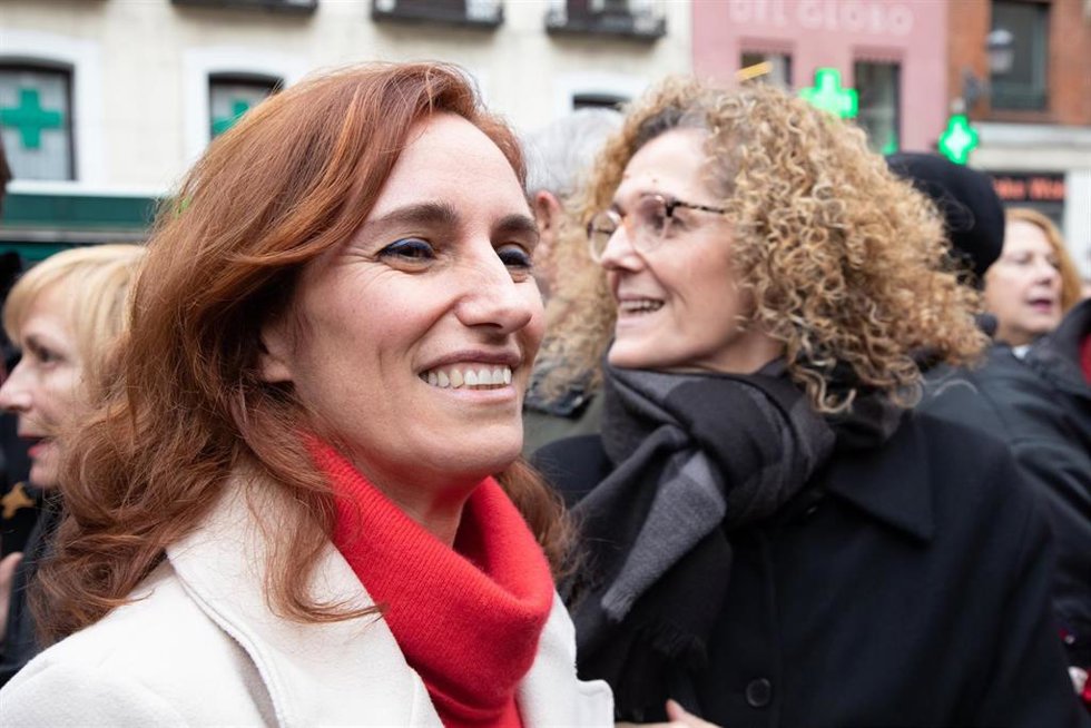 La ministra de Sanidad, Mónica García, asiste a la ofrenda floral conmemorativa del 48 aniversario del asesinato de los Abogados de Atocha, a 24 de enero de 2025, en Madrid (España).