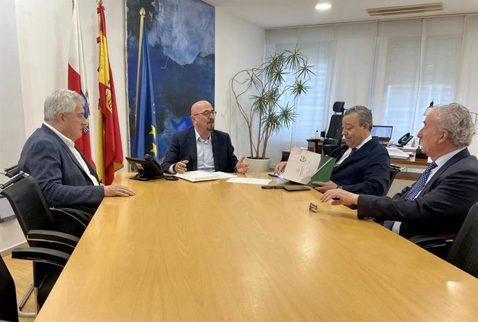 El consejero de Salud de Cantabria, César Pascual, se reúne con el presidente del Consejo General de Odontólogos y Estomatólogos de España, Óscar Castro, y el de la entidad colegial en Cantabria, José del Piñal
