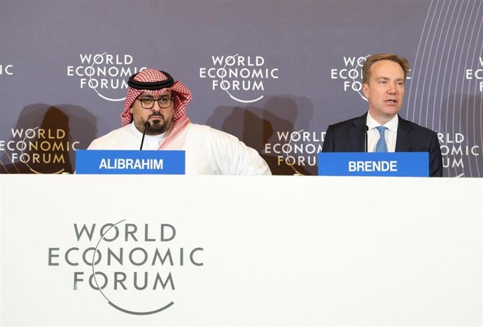 Archivo - 27 April 2024, Saudi Arabia, Riyadh: Faisal F. Alibrahim (L), Minister of Economy and Planning of Saudi Arabia, and Borge Brende, President of the World Economic Forum (WEF), attend the World Economic Forum Business Conference in Riyadh. Photo: 