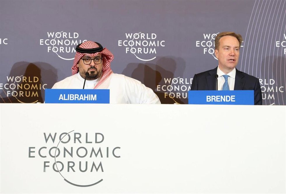 Archivo - 27 April 2024, Saudi Arabia, Riyadh: Faisal F. Alibrahim (L), Minister of Economy and Planning of Saudi Arabia, and Borge Brende, President of the World Economic Forum (WEF), attend the World Economic Forum Business Conference in Riyadh. Photo