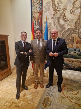 Santiago Roura, de la subsecretaría de Estado de Educación, Abelardo de la Rosa, secretario de Estado, y Carlos Gimeno, consejero de Educación del Gobierno de Navarra