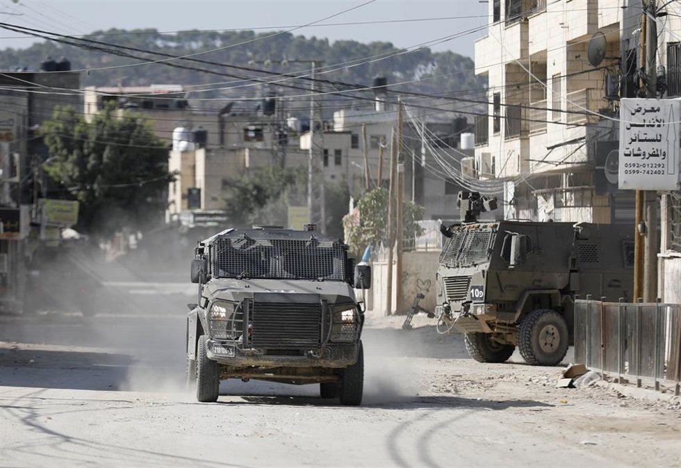 Archivo - Vehículos militares del Ejército de Israel durante una operación en el campamento de refugiados de Yenín, en el norte de Cisjordania (archivo)