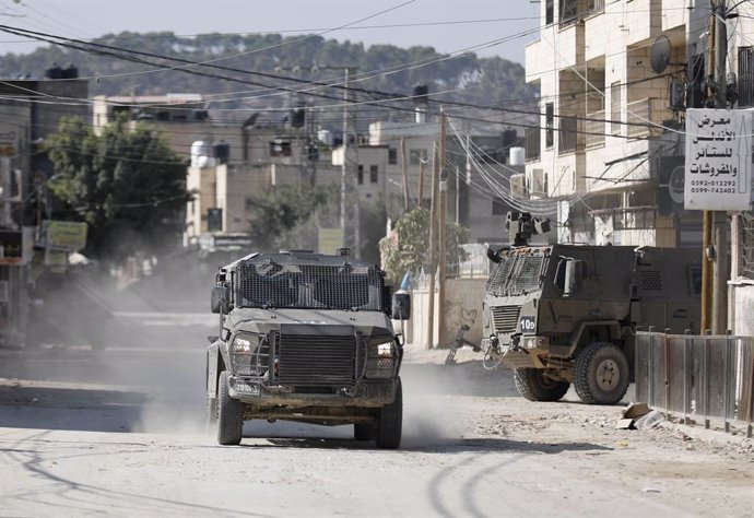 Archivo - JENIN, Nov. 6, 2024  -- Israeli military vehicles are seen during an Israeli raid in the Jenin refugee camp, northern West Bank, on Nov. 6, 2024.