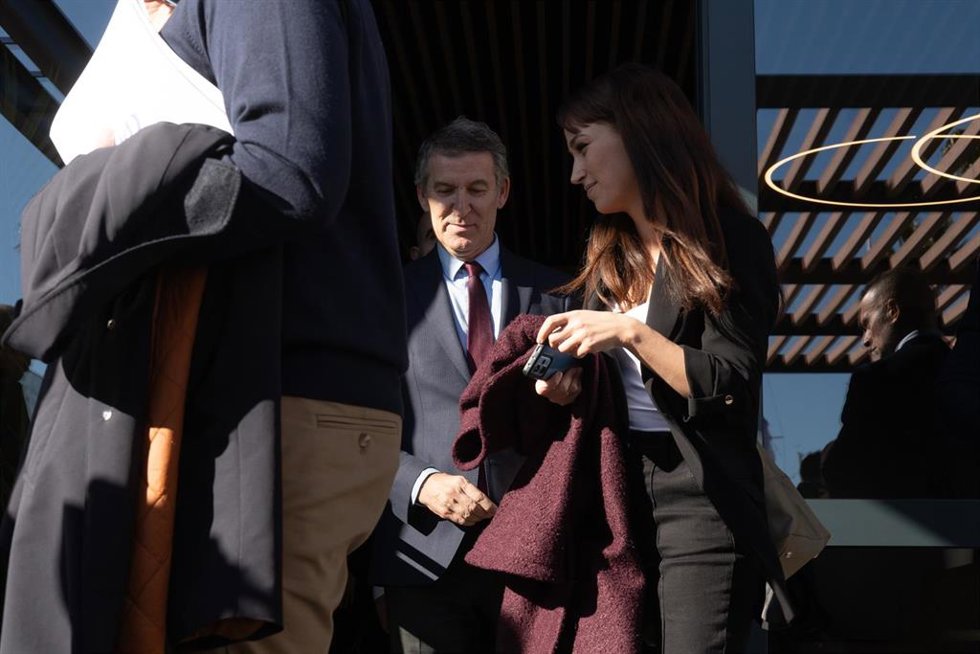El presidente del PP, Alberto Núñez Feijóo, a su salida de una reunión sectorial de vivienda con agentes sociales, en el Port Olímpic de Barcelona.