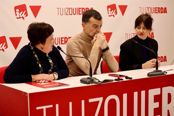 La diputada de IU, Henar Moreno, presenta la Conferencia Interparlamentaria junto al coordinador general de IU, Antonio Maíllo, y la ministra de Infancia, Sira Rego