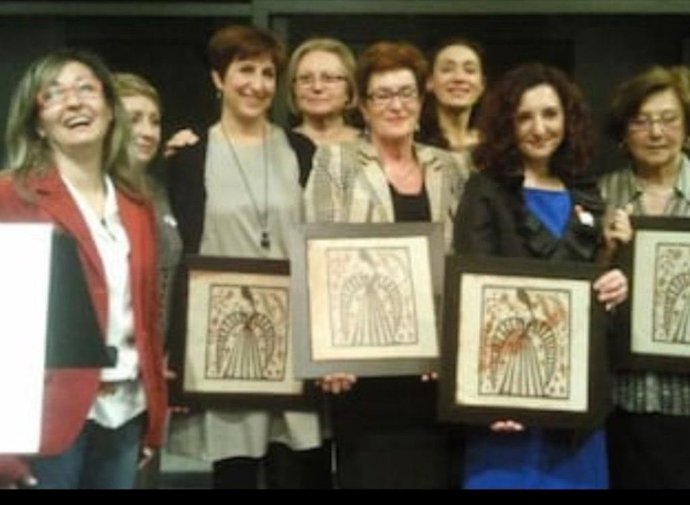 Imagen de archivo de un galardón entregado a Concha Gisbert y a otras mujeres