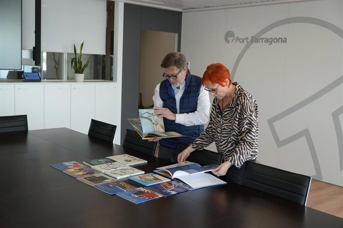 El presidente del Port de Tarragona, Santiago Castellà, con parte de los libros donados.