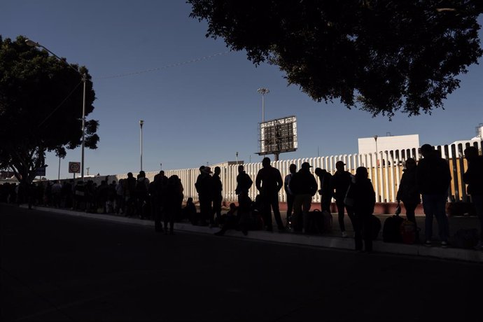 12 January 2025, Mexico, Tijuana: Dozens of migrants cross the border at the El Chaparral border crossing to begin their political asylum process before an immigration judge in the United States. Photo: Omar Martínez/dpa