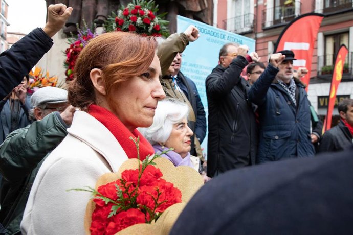 La ministra de Sanidad, Mónica García, asiste a la ofrenda floral conmemorativa del 48 aniversario del asesinato de los Abogados de Atocha, a 24 de enero de 2025, en Madrid (España). 