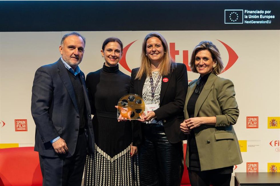 Sevilla y Áralan Films reciben el Premio a Mejor Producción de Spain Film Commision por 'Rita'.