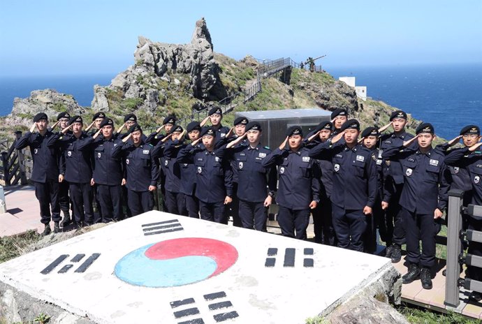 Archivo - Miembros de la Guardia Costera de Corea del Sur en las islas Dodko/Takeshima.