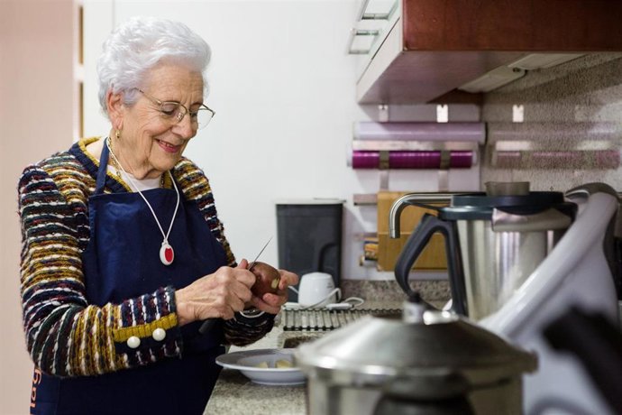 Archivo - El servicio de teleasistencia de la DPZ suma más de 6.400 mayores y dependientes atendidos en 2024.