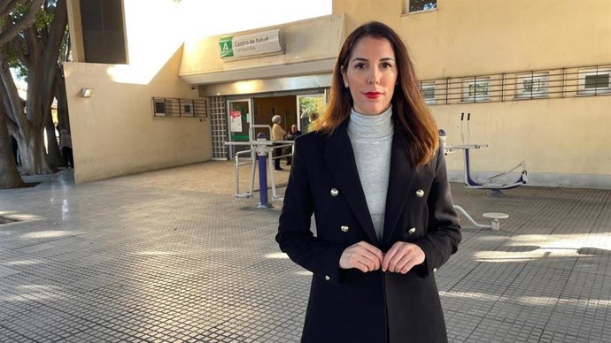 La parlamentaria andaluza por Málaga, Purificación Fernández, ante el centro de salud de Campanillas.