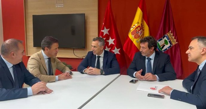 El consejero de Presidencia, Portavocía, Acción Exterior y Emergencias, Marcos Ortuño, y el consejero de Medio Ambiente, Agricultura e Interior de la Comunidad de Madrid, Carlos Novillo, en una reunión