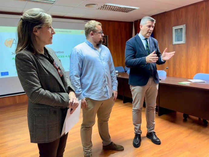 Francisco Acosta (dcha.), durante la presentacion de la 'Jornada Final del GO Aristeo. Quesos Andaluces 4.0'.