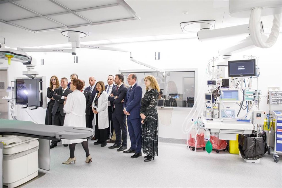 El presidente de C-LM, Emiliano García-Page, visitando el quirófano híbrido del hospital de Guadalajara.