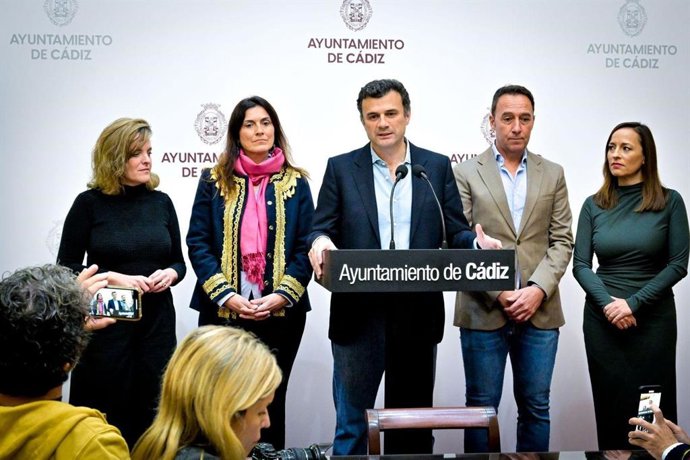 El alcalde de Cádiz, Bruno García, junto a otros concejales de su Gobierno como el primer teniente de alcalde, José Manuel Cossi, en rueda de prensa.