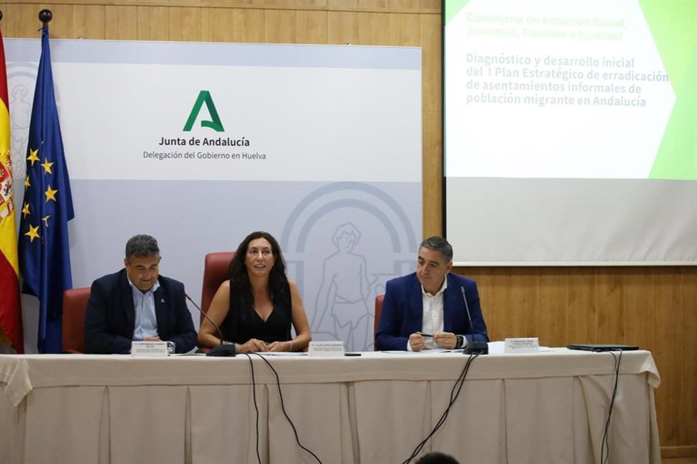 Archivo - La consejera de Inclusión Social, Juventud, Familias e Igualdad, Loles López, junto al delegado de la Junta en Huelva, José Manuel Correa, y el director general de Políticas Migratorias, Jesús Toronjo, hablan del Plan Easen en Huelva.