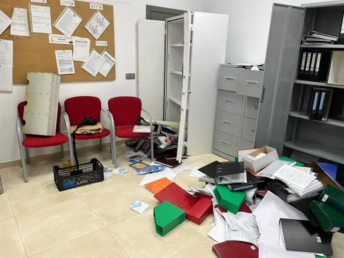 Roban un portátil, una cámara de fotos y dinero en efectivo en el Colegio de Castellnovo