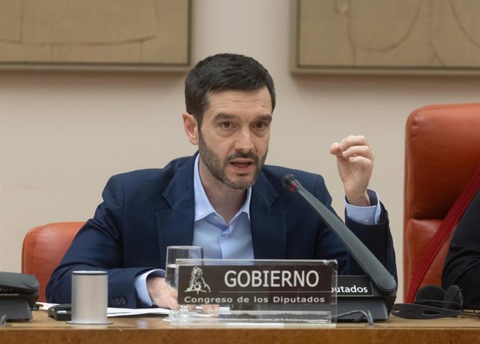 Archivo - El ministro de Derechos Sociales, Consumo y Agenda 2030, Pablo Bustinduy, comparece en el Congreso de los Diputados, a 21 de noviembre de 2024, en Madrid (España). 