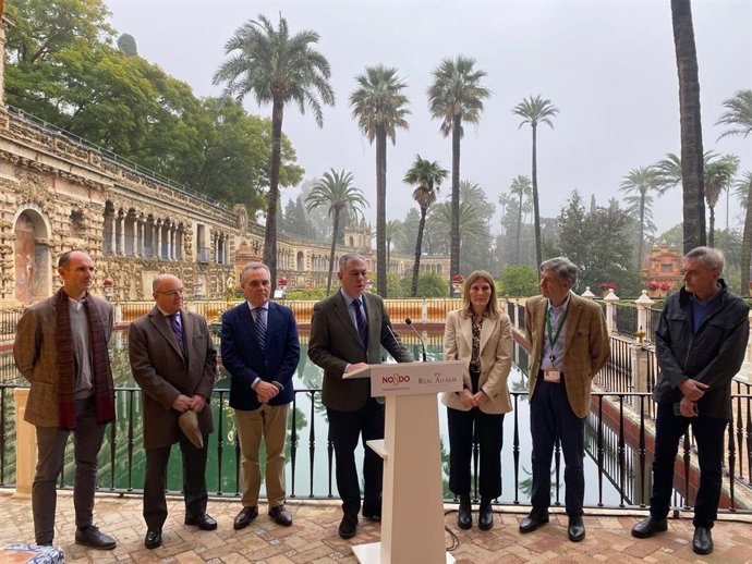 El Ayuntamiento inaugura la restauración del estanque de Mercurio en el Real Alcázar.
