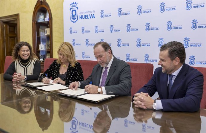 La alcaldesa de Huelva, Pilar Miranda, y el presidente de la Federación Onubense de Empresarios, José Luis García-Palacios Álvarez, durante la firma del convenio de colaboración.