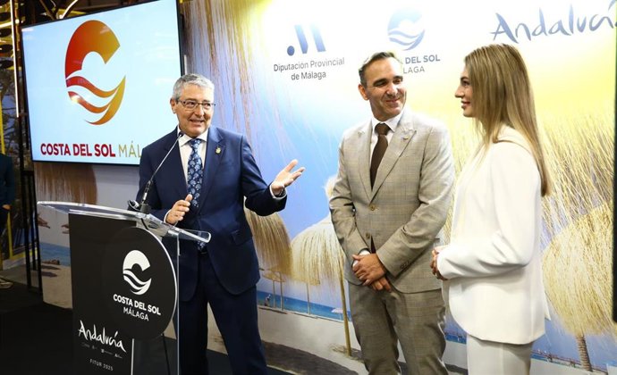 El alcalde, Francisco Salado, acompañado por el concejal de Turismo, Antonio José Martín, y Angélica Fernández, Miss Mundo Málaga, durante una intervención ante los medios de comunicación en Madrid.