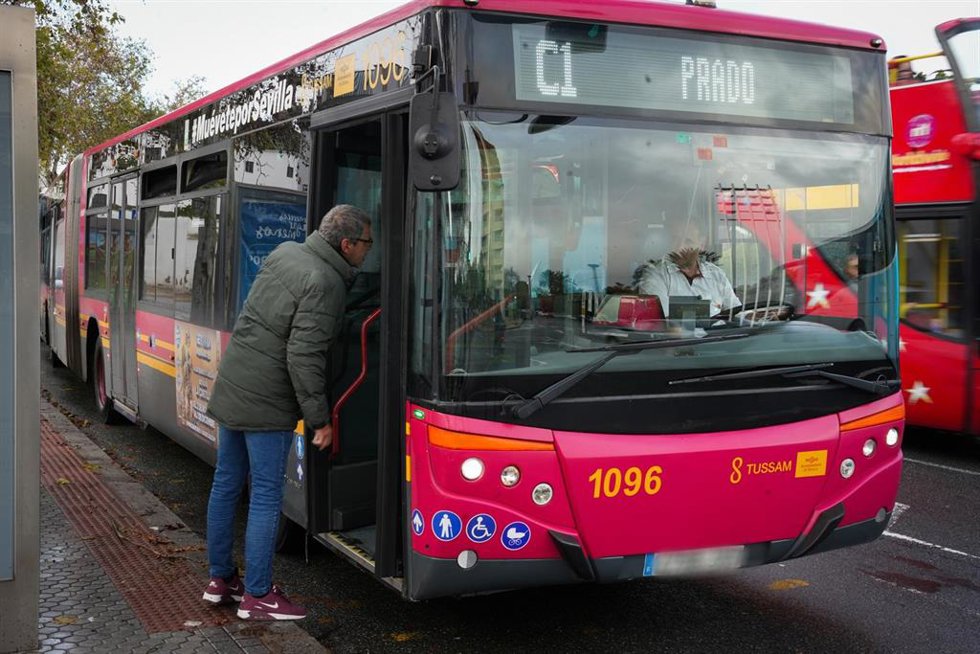 Autobús de Tussam circulando por el centro de la ciudad. A 23 de enero de 2025, en Sevilla (Andalucía, España).