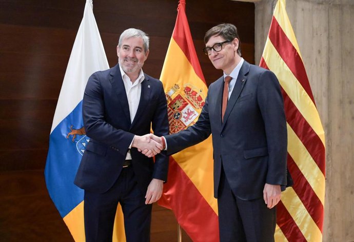 El presidente de Canarias, Fernando Clavijo, y el de la Generalitat de Cataluña, Salvador Illa, antes de una reunión para abordar la reforma del sistema de financiación