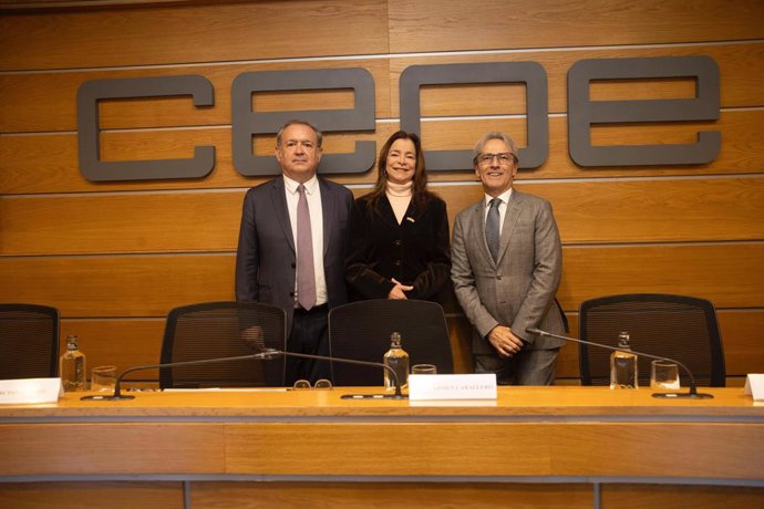 El secretario permanente de CEIB, Narciso Casado; la presidente de ProColombia, Carmen Caballero; y el embajador de Colombia en España, Eduardo Ávila durante el encuentro empresarial en CEOE.