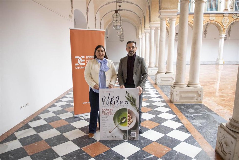 Félix Romero en la presentación del cartel de las jornadas de Oleoturismo de Cañete de las Torres.