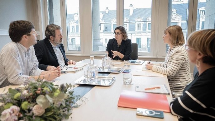 La diputada general de Bizkaia, Elixabete Etxanobe,  con el secretario de Estado de Juventud e Infancia, Rubén Pérez Correa.