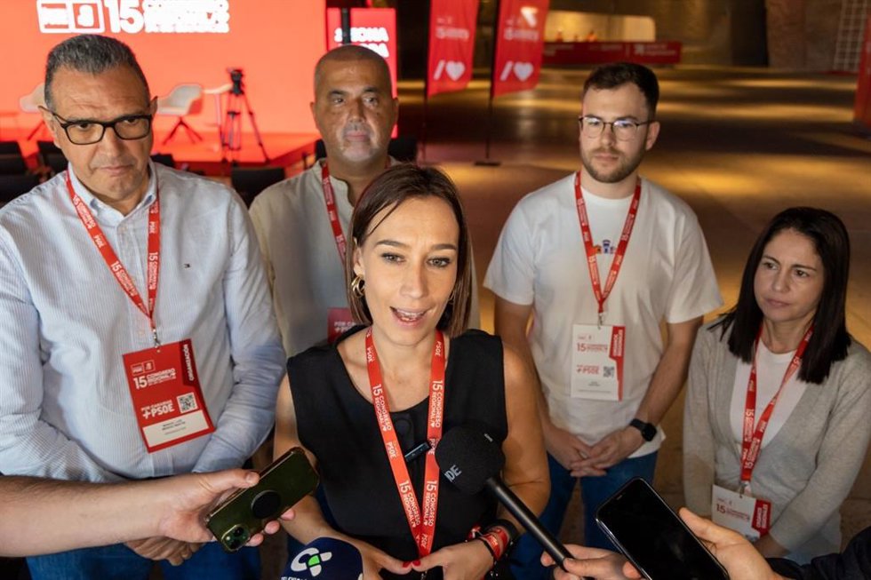 La secretaria de Organización del PSOE de Canarias, Nira Fierro, atiende a los medios de comunicación antes del Congreso Regional