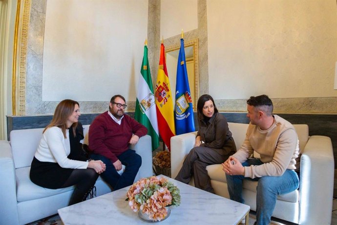 La alcaldesa de San Fernando, Patricia Cavada, junto a Lolo Picardo, propietario de la Venta de Vargas, y otros representantes de la familia.