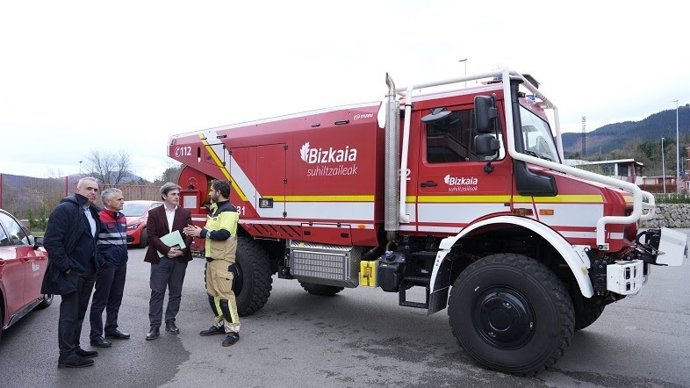 Ager Izagirre en el parque de Bomberos de Zalla