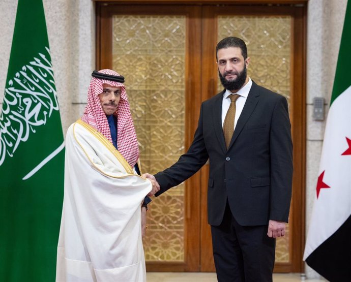 El ministro de Exteriores saudí, Faisal bin Farhan, y el líder yihadista sirio Ahmed al Shara