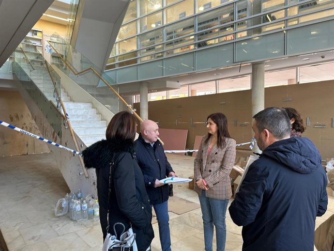 El diputado de Cultura de la Diputació de València, Paco Teruel, visita la biblioteca de Paiporta (Valencia), dañada por la dana