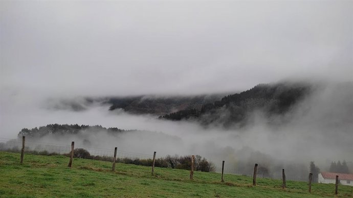 Archivo - Lluvia y niebla en Karrantza (Bizkaia)
