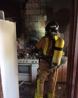 Un bombero del CEIS trabajo en la extinción del incendio
