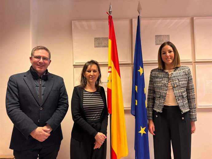 De izquierda a derecha, el director insular de Cultura, Guillem Ginard, la directora general de Patrimonio Cultural y Bellas Artes, Ángeles Albert de León, y la vicepresidenta y consellera insular de Cultura y Patrimonio, Antònia Roca.