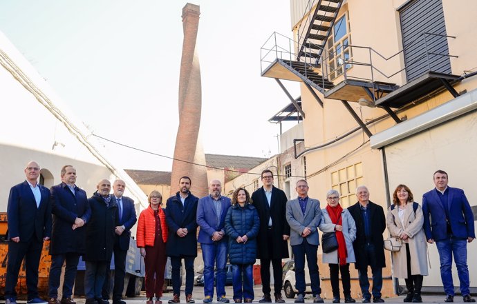 La consellera de Cultura de la Generalitat, Sònia Hernández, durant la visita al Museu de la Colònia Sedó d'Esparreguera (Barcelona)