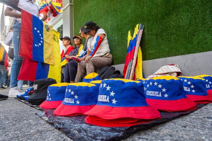 Varias personas durante la concentración contra el Gobierno de Nicolás Maduro antes de su toma de posesión como presidente de Venezuela en Caracas